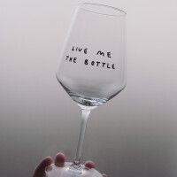 "Give Me The Bottle" Weinglas by Johanna Schwarzer × selekkt