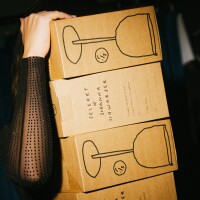 "More Bubbles Less Troubles" Weinglas by Johanna Schwarzer × selekkt